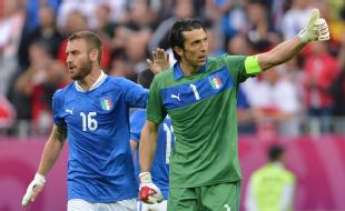 Daniele de Rossi and goalkeeper Gianluigi Buffon